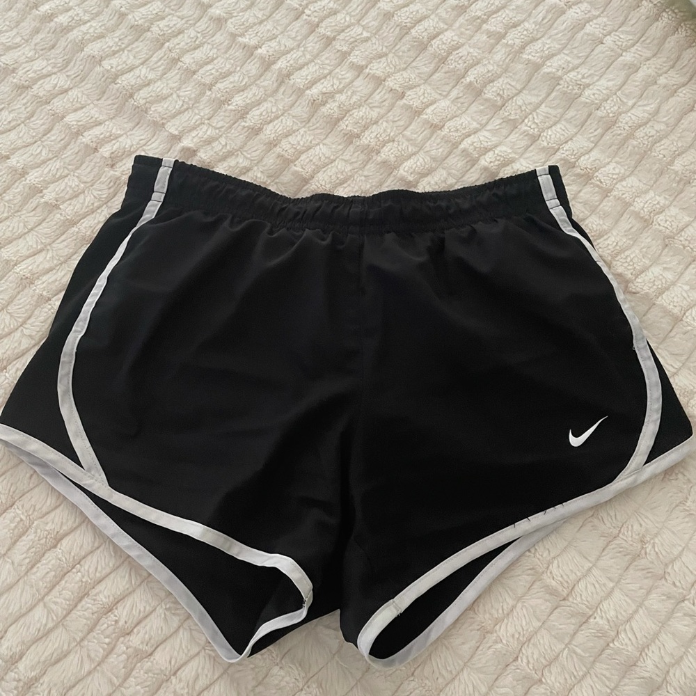Nike girls running shorts - Picture 1 of 2